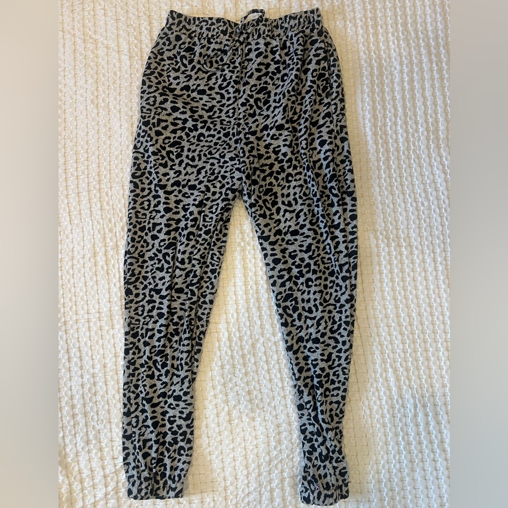 Main Strip Grey and Black Leopard Print Cropped Pants